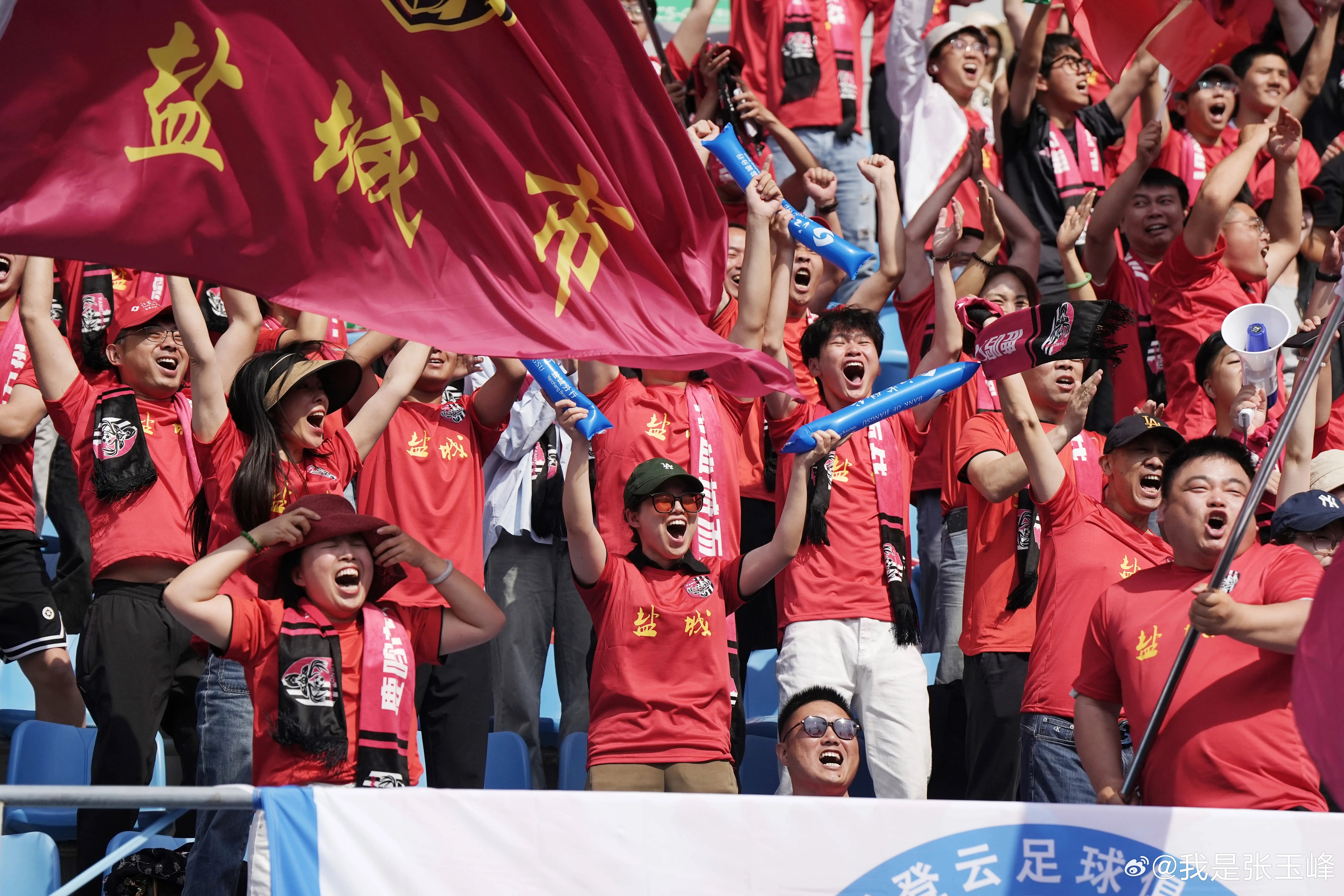 关于校园足球联赛冠军庆典，球员精彩表演赢得阵阵掌声的信息